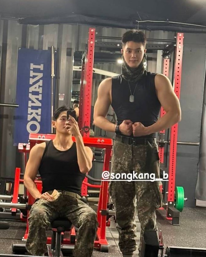 전역 D-1 뷔, 송강과 훈훈한 인증샷&hellip;박찬욱 감독과의 만남까지! 관련 사진