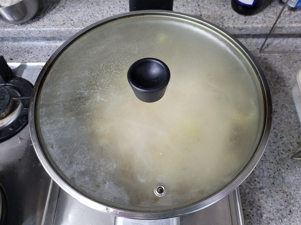 뚜껑을 닫고 조리 중인 콩나물