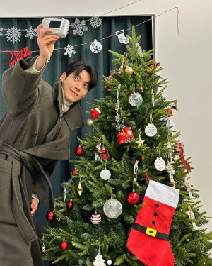 김우빈-크리스마스-트리