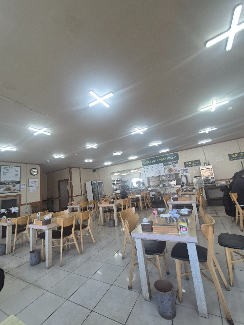 식탁과 의자가 놓여진 매장