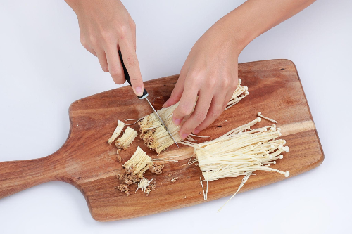 이유식 팽이버섯 손질 방법 및 완료기 진밥용 두부 큐브 썰기 크기 비교