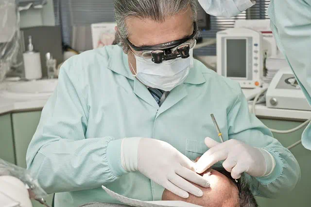 환자의 입 안을 보고있는 치과 의사 선생님