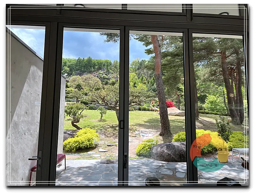 어흘_카페내부-통창뷰-언덕-소나무-정원-잔듸