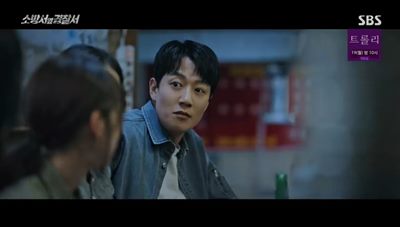 자신이 죽었었는지 몰랐었던 진호개가 송설이 살려주었다는 말을 듣고 복잡한 마음으로 송설을 바라보는 모습입니다.