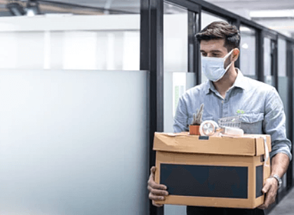 상자를-들고-있는-남자