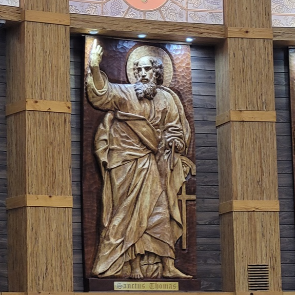 사진은 수원 정자동성당에 있는 성 토마스 사도를 새긴 작품입니다.