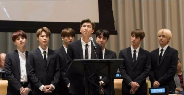 방탄소년단(BTS) 멕시코 대통령궁 영접 근황: 소칼로 광장 5만 인파와 '역사적 발코니 인사'