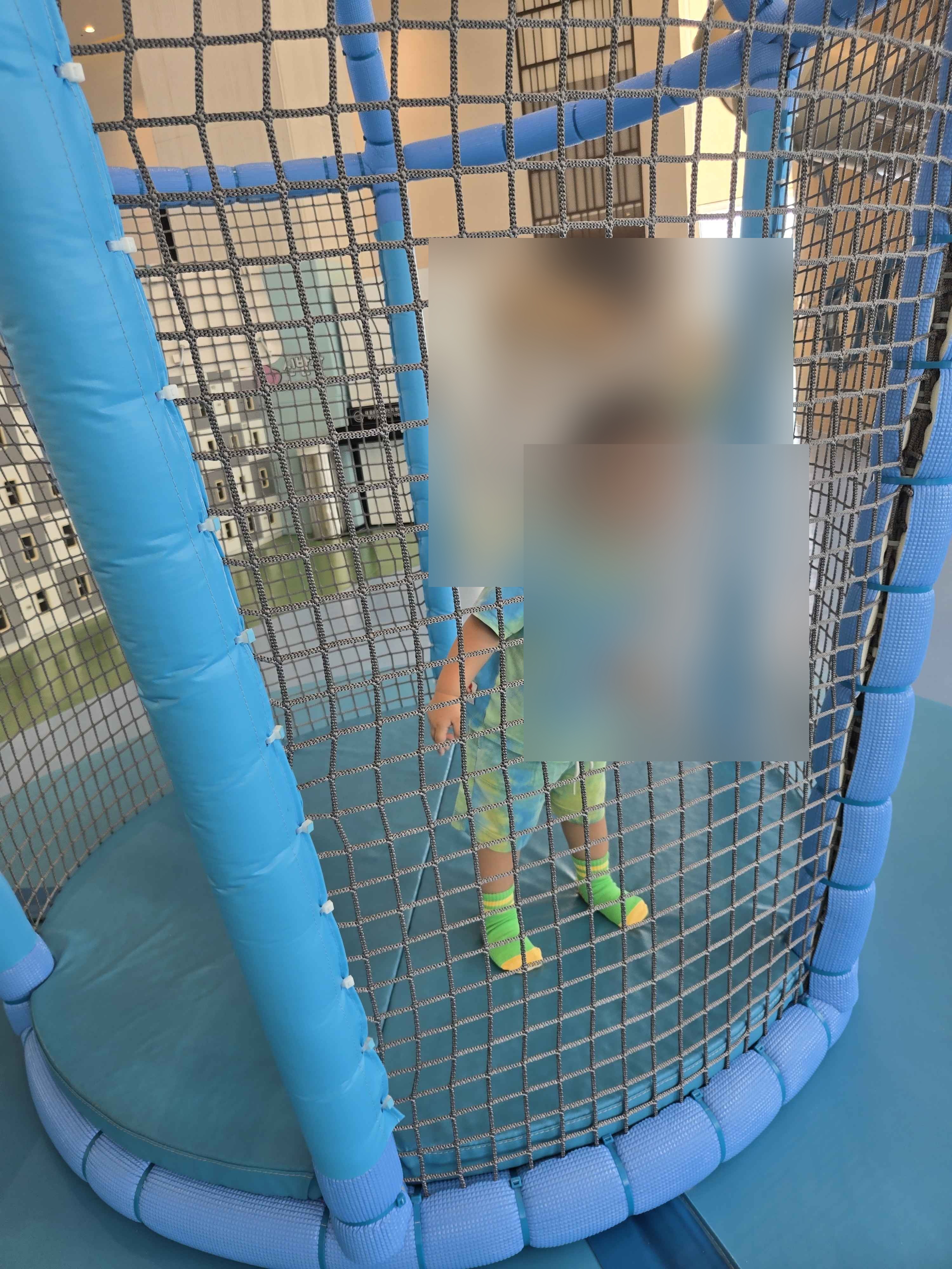 안전망 놀이시설 안에서 신나게 노는 손자 &mdash; 얼굴 흐림 처리