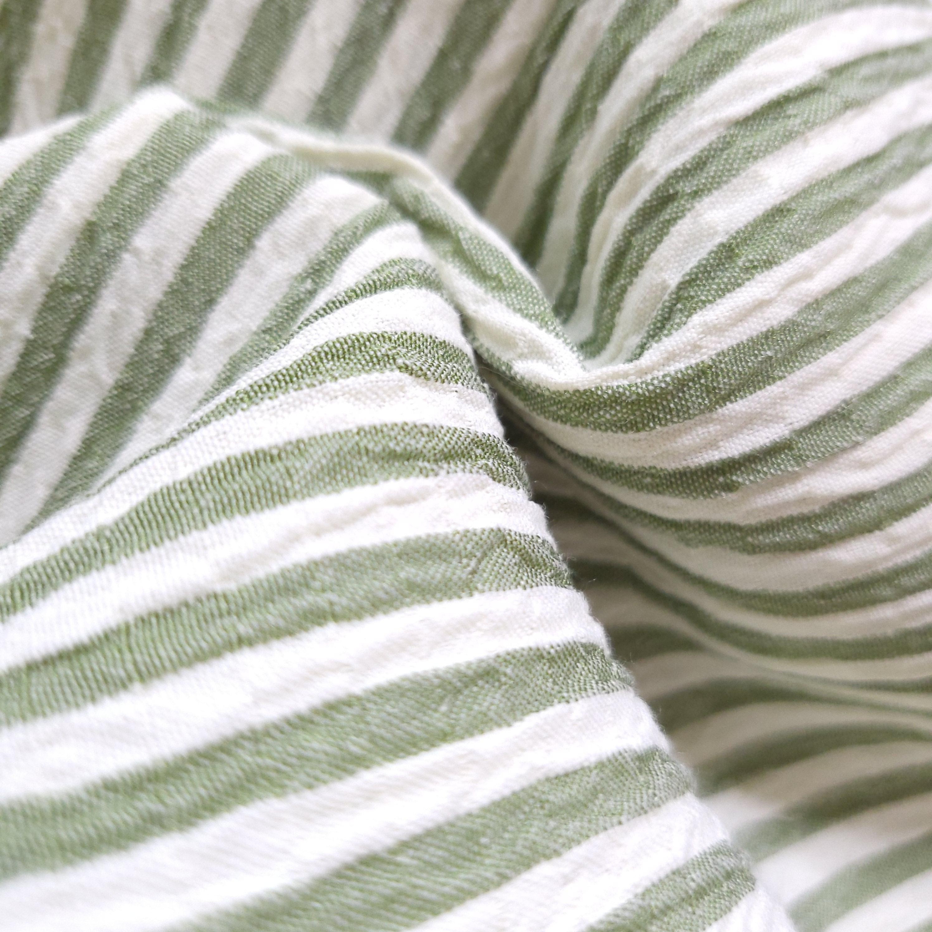 흰 바탕에 연두색 줄무늬가 있는 시어서커 원단