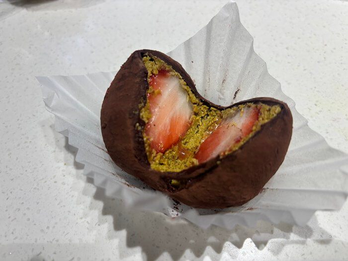 반으로 잘린 딸기두바이쫀득쿠키 사진