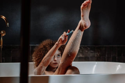 셀프 제모 하는 여성