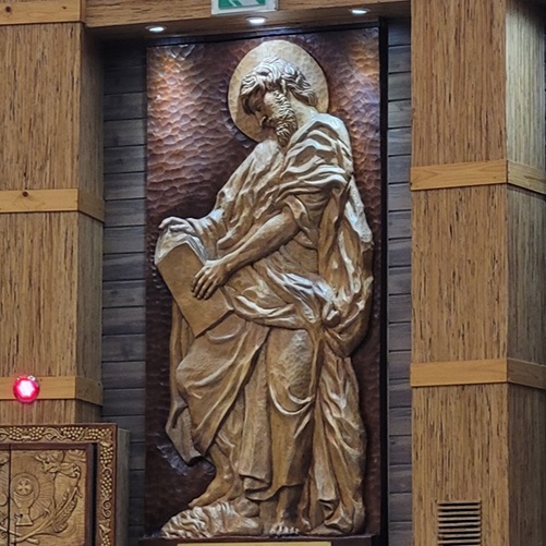 사진은 수원 정자동 주교좌성당 제대에 있는 성 마태오 사도 목상 부조 작품입니다.