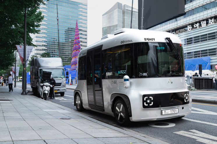 서울 청계천 일대를 오가는 자율주행 셔틀버스 '청계A01'이 23일 운행을 시작한다.