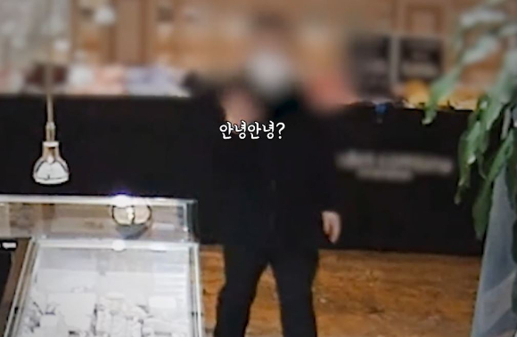 사장과의 친분을 과시하며 직원을 속인 뒤 수백만원대 귀금속을 가지고 달아난 도둑이 경찰에 붙잡혔다. 사진은 서울 중랑구 한 매장에 들어오는 A씨. [사진=서울경찰청 페이스북]