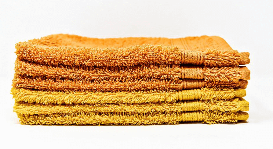 마른 수건 4개가 잘 개어져 있다