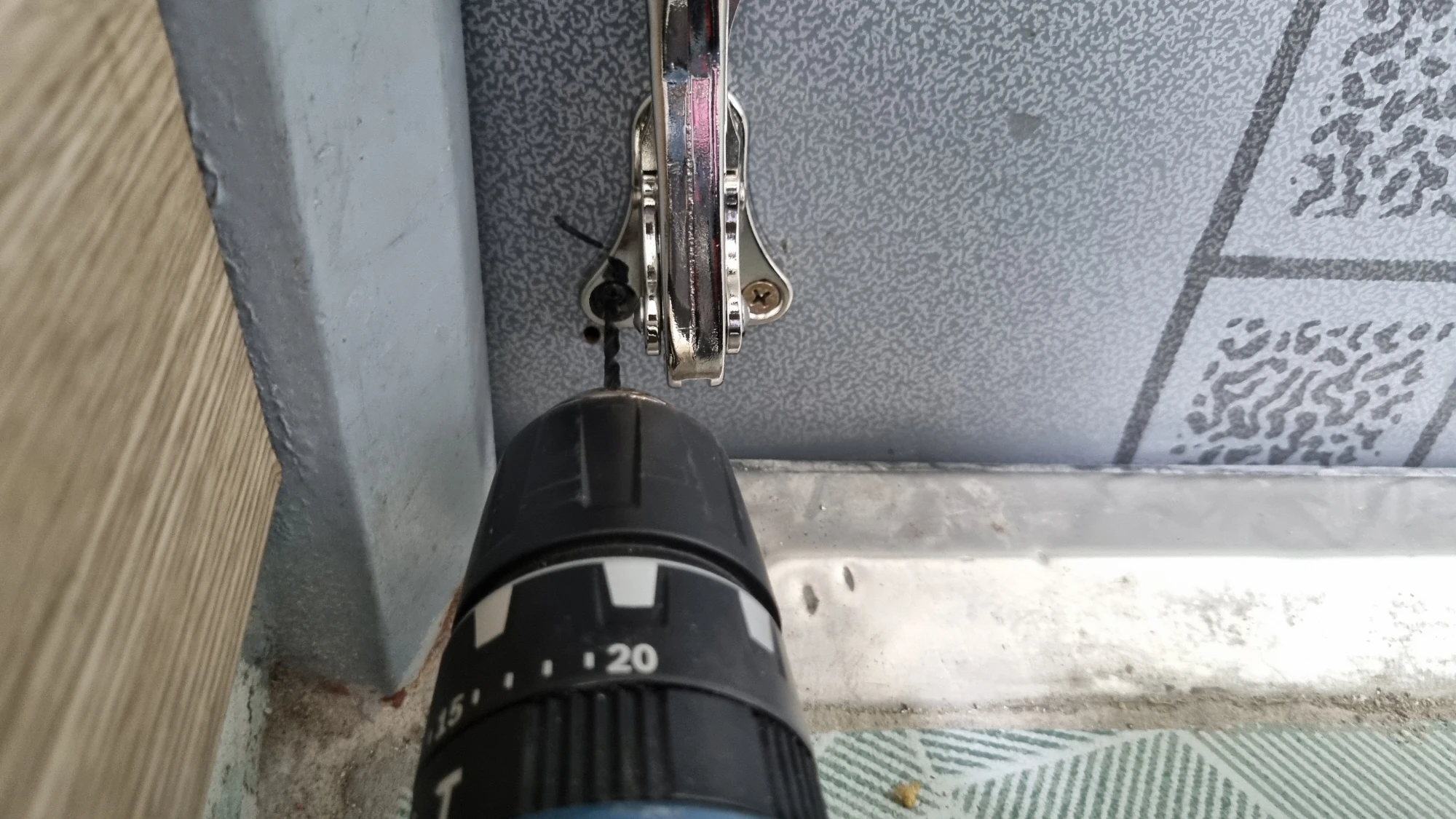 나사못 구멍 뚫는 모습