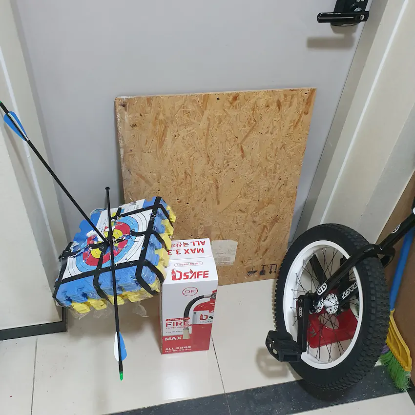 수능 모히칸 머리 컴파운드보우 현관문 뚫어버림