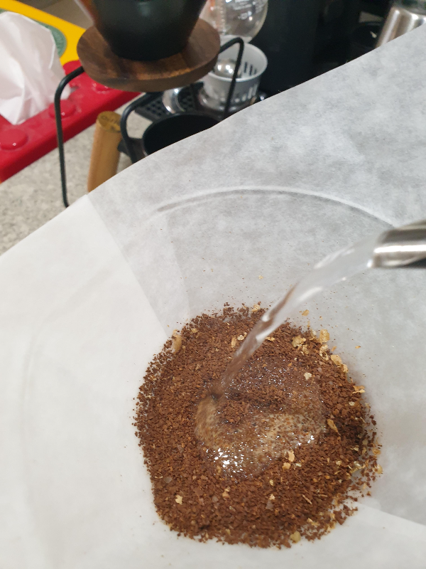 뜸 들이기 하는 중. 드리포트에서 뜨거운 물이 나오고 있다.