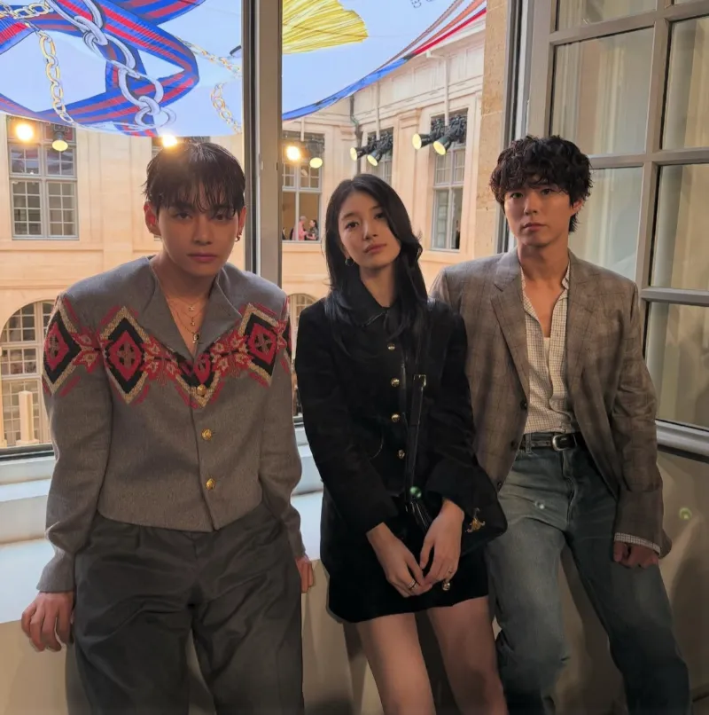 수지셀린느, 수지공항패션, 수지귀국패션, 수지패션, 수지트리옹프백, 셀린느트리옹프, 셀린느가방추천, 셀린느공항룩, 셀린느코디, 셀린느앰버서더, 뷔셀린느, 박보검셀린느, 셀린느25ss, 파리패션위크2025, 수지패션분석, 수지셀린느룩, 수지착장정보, 셀럽공항패션, 셀럽명품가방, 여자공항패션, 명품패션, 명품가방추천, 프렌치시크룩, 꾸안꾸공항패션