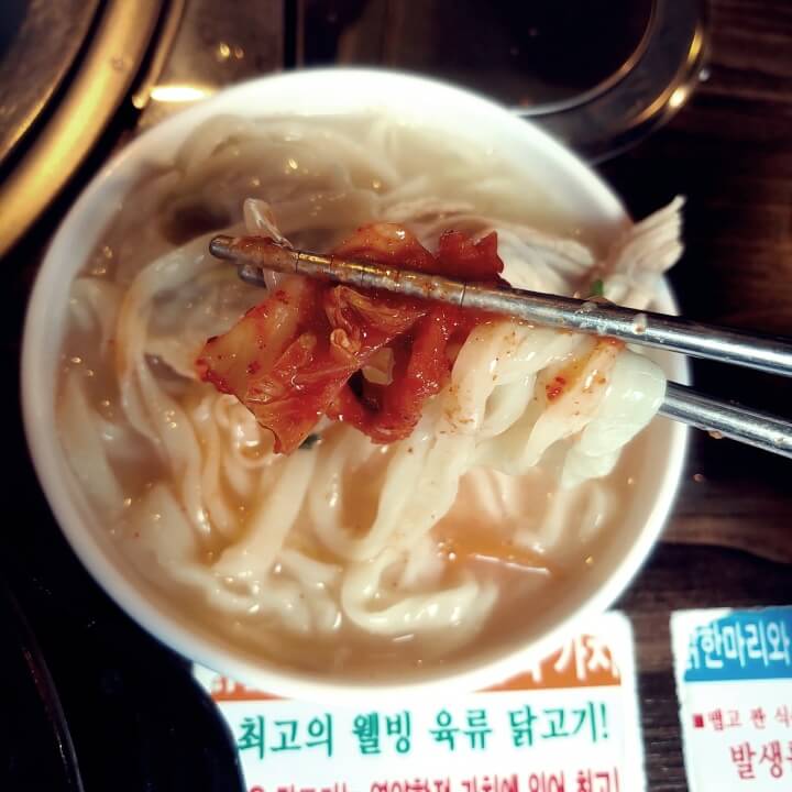 칼국수-김치와-들어올림