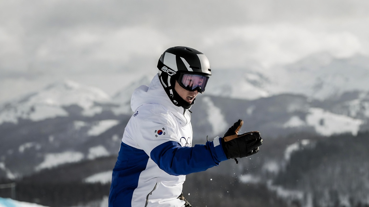 2026년 밀라노 동계올림픽 금메달을 목표로 하는 스노보드 최가온 선수의 모습