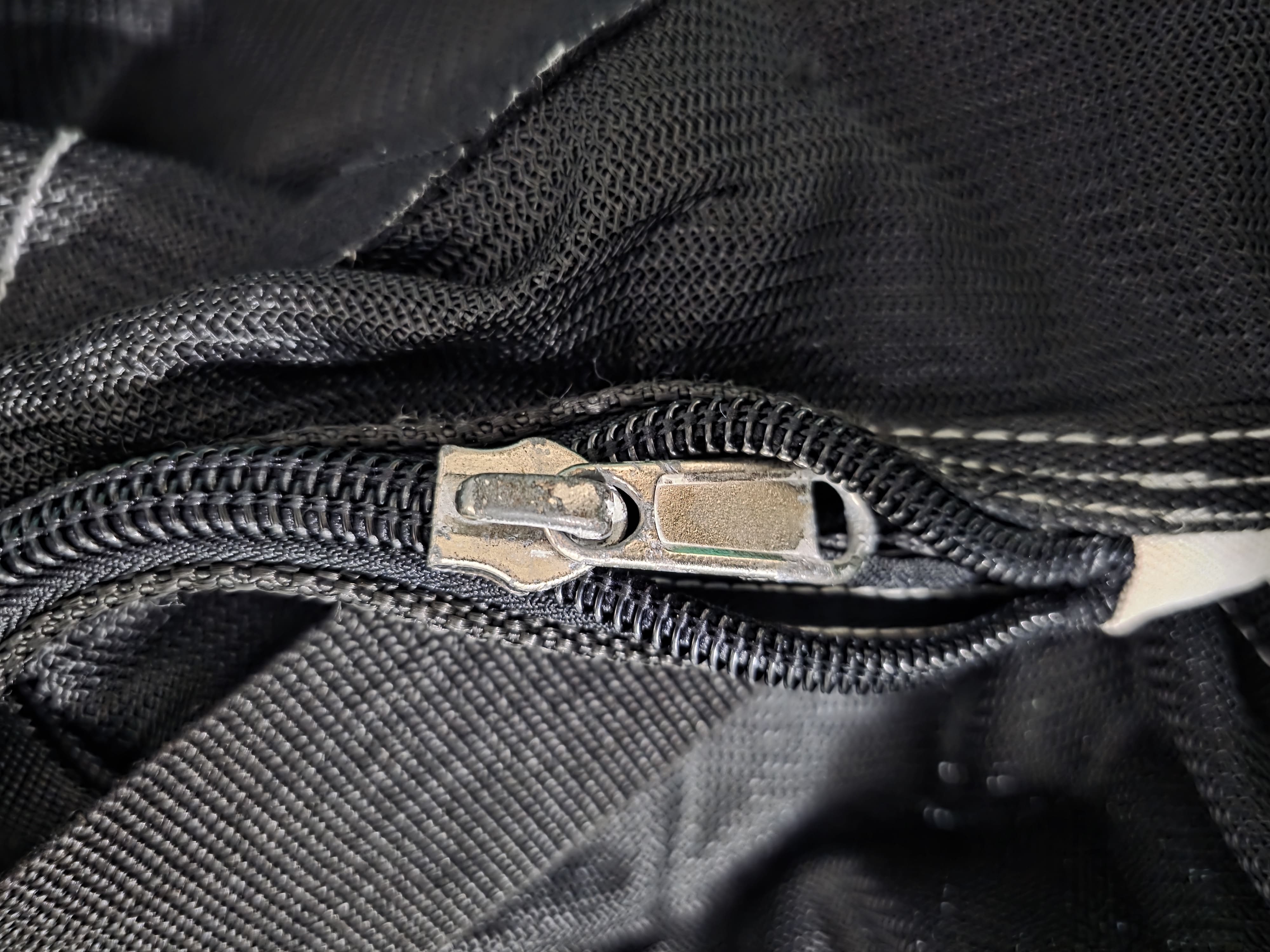 녹슨-지퍼-여는-법-안내-그러면-녹이-조금씩-벗겨지면서-지퍼가-훨씬-부드럽게-움직인답니다.-지퍼가-열리지-않을-때에는-정말-답답하고-짜증이-나지만,-포기하지-않고-이-방법으로-차근차근-시도하면-해결할-수-있습니다.