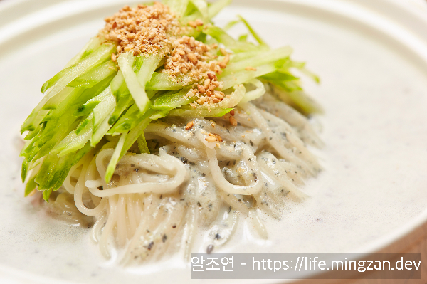 대량의 콩이 국물채로 들어간 콩국수의 효능은 과연?