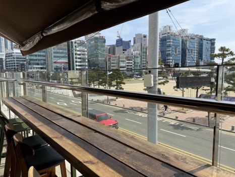 광안리 콩카페 2층 테라스에서 바라본 광안대교와 바다 전경으로, 시원하게 펼쳐진 오션뷰 모습