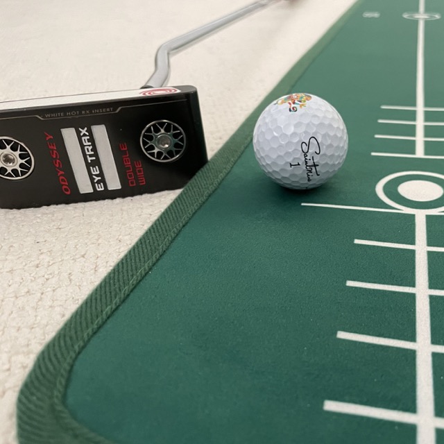 캘러웨이-오딧세이-아이트랙스-퍼터로-집에서-퍼팅매트-깔고-퍼팅연습하기