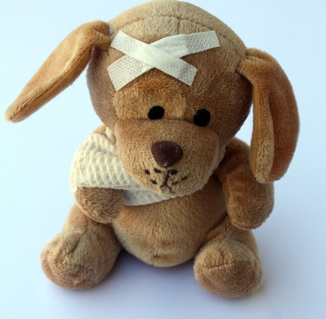 간호간병통합서비스 깁스를 한 강아지 인형