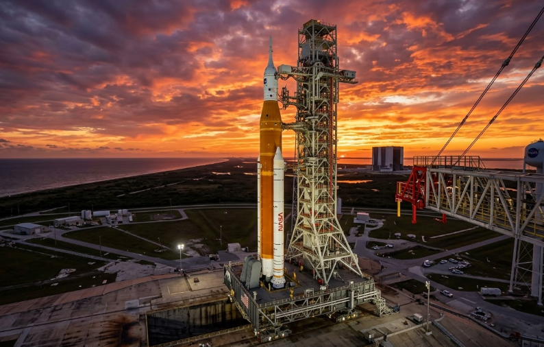 NASA 아르테미스 II SLS 로켓과 오리온 우주선이 케네디 우주센터 발사대에 서 있는 모습