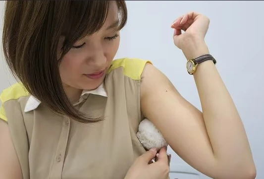 충격적인-일본-요리-트렌드-페로몬-가득한-겨드랑이-주먹밥