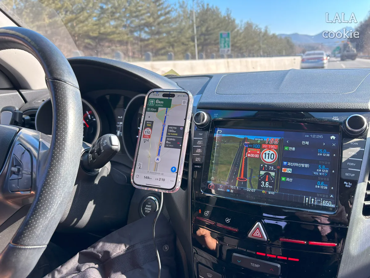 아이폰-맥세이프-고속-충전되는-차량용거치대-잘-작동되는-모습