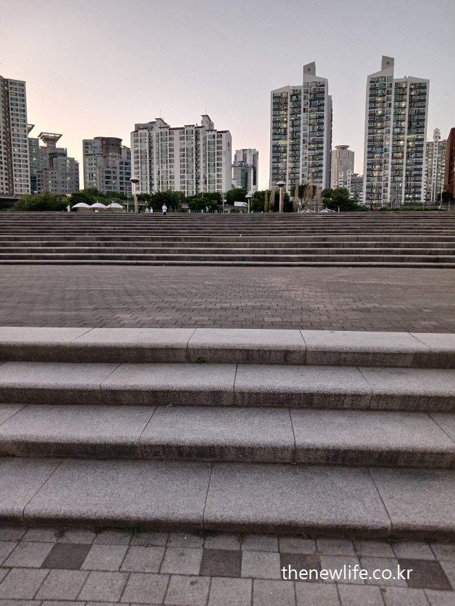 “Stone stairs at a residential plaza surrounded by buildings”-“아파트 단지 광장 앞의 돌계단 풍경”