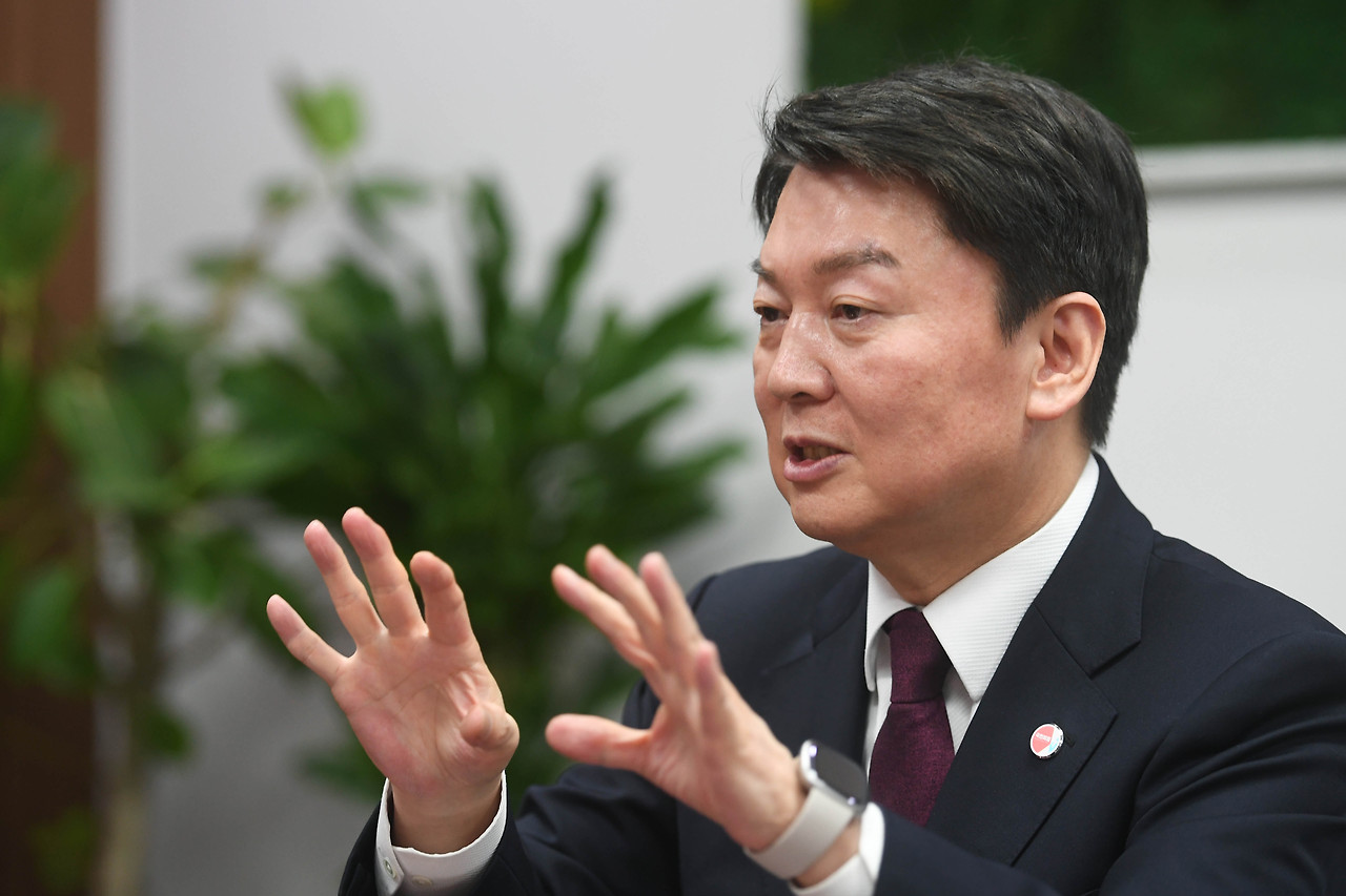 설명하는 안철수