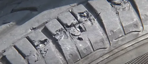 타이어 고무 뜯어진 모습