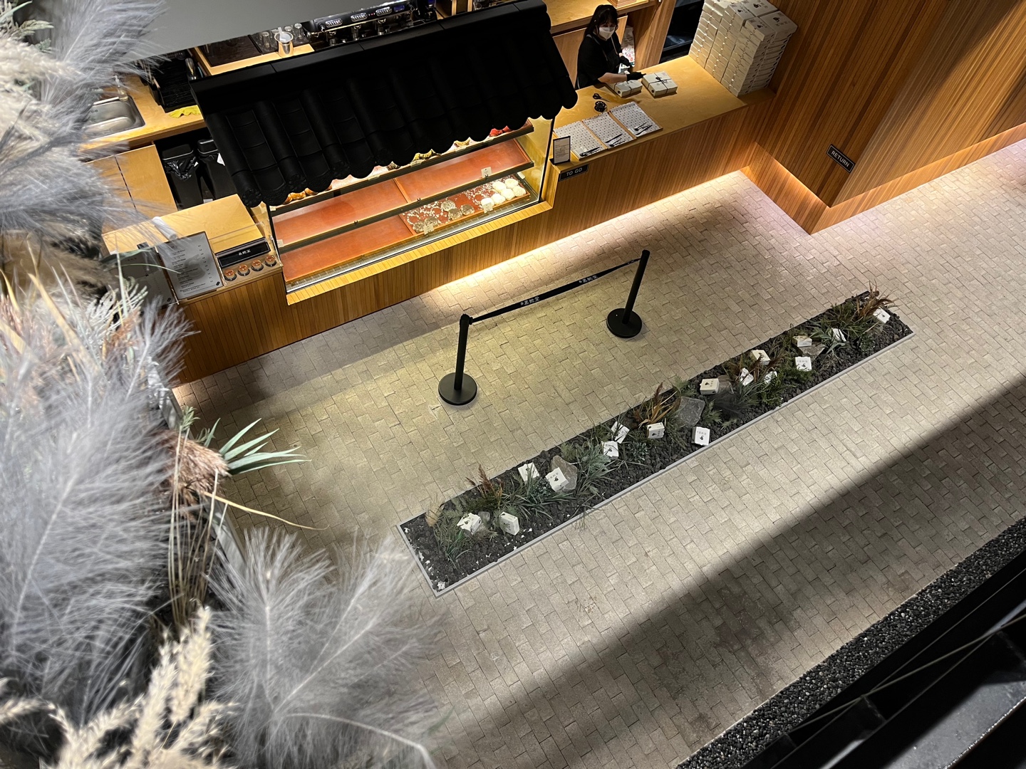 곰 세끼와 마늘 세끼 것을 포장하는 모습