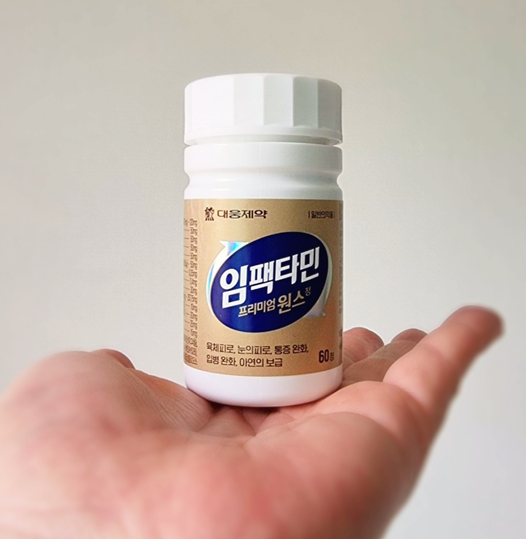 임팩타민 프리미엄 원스 60정 한통 손바닥 위에 올림