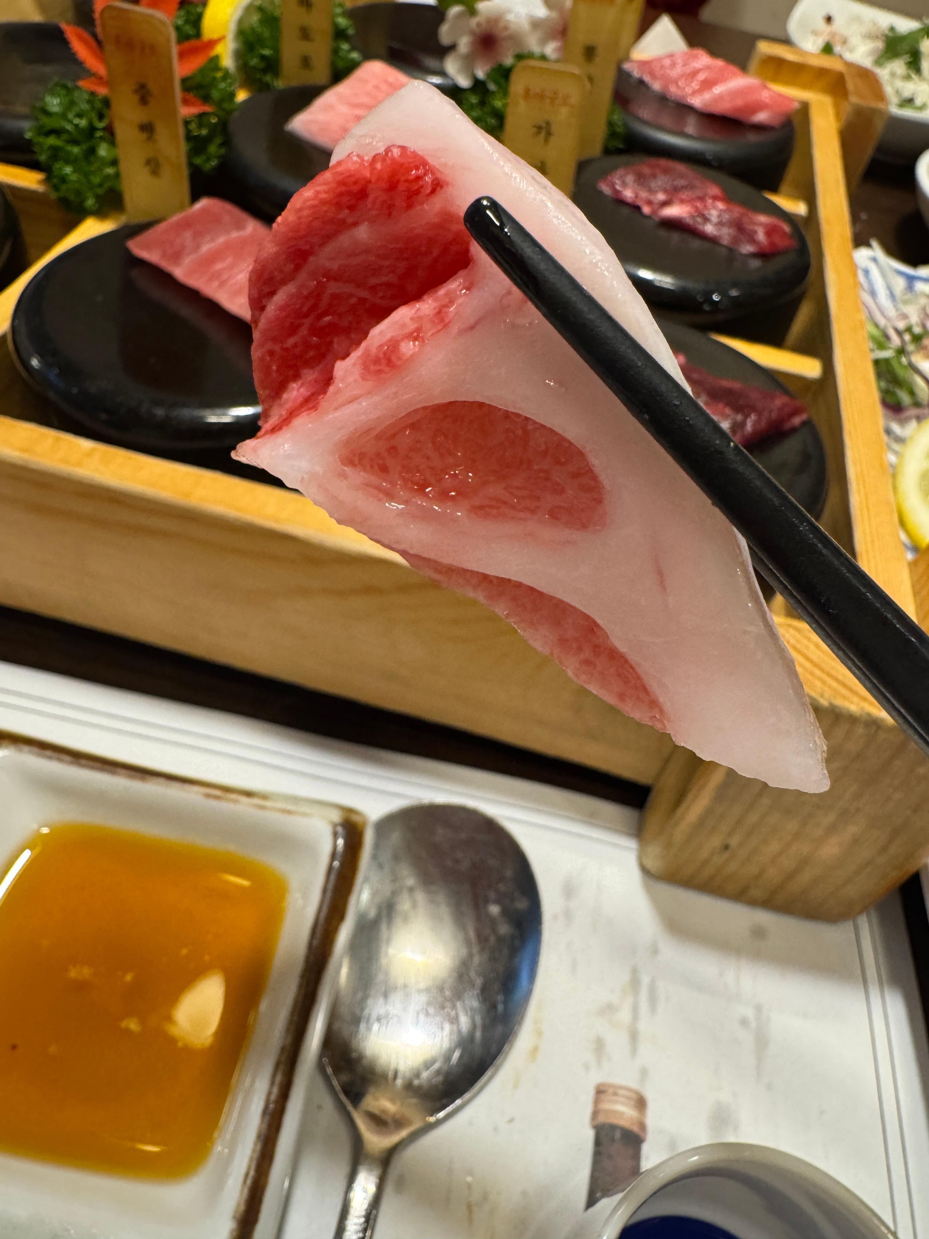 마구로센 참치 배꼽살 클로즈업 &ndash; 선명한 붉은빛과 하얀 지방층의 대비가 아름다운 생참치 부위