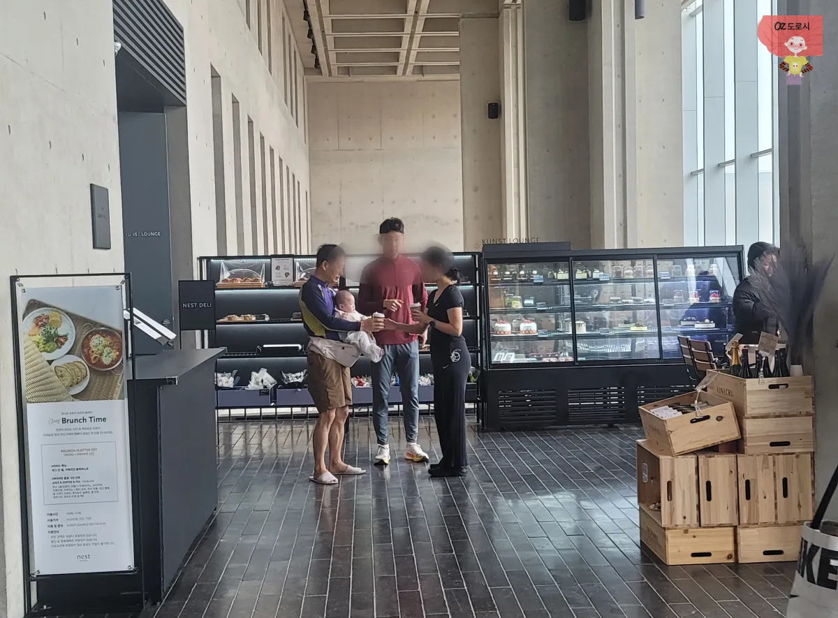 인천-중구-영종도-네스트호텔-쿤스트라운지-앞에-세팅된-디저트-진열케이스-판매용-와인과-꽃다발