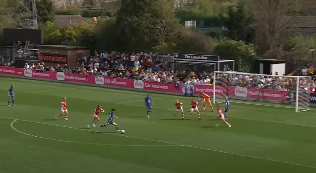 멀리서 본, 지소연 선수가 중거리 슛을 하는 장면