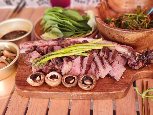 썰어놓은 토마호크와 아스파라거스, 양송이버섯