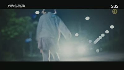 차를 향하여 달려가고 있는 여자아이의 사진입니다.