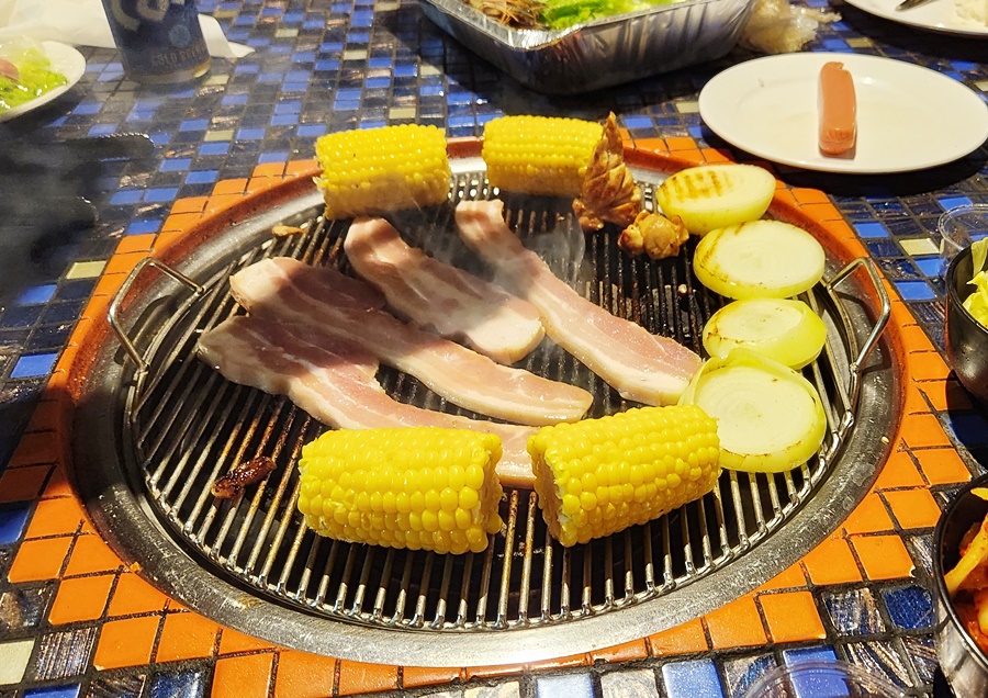 옥수수와 삼겹살 등을 올린 불판