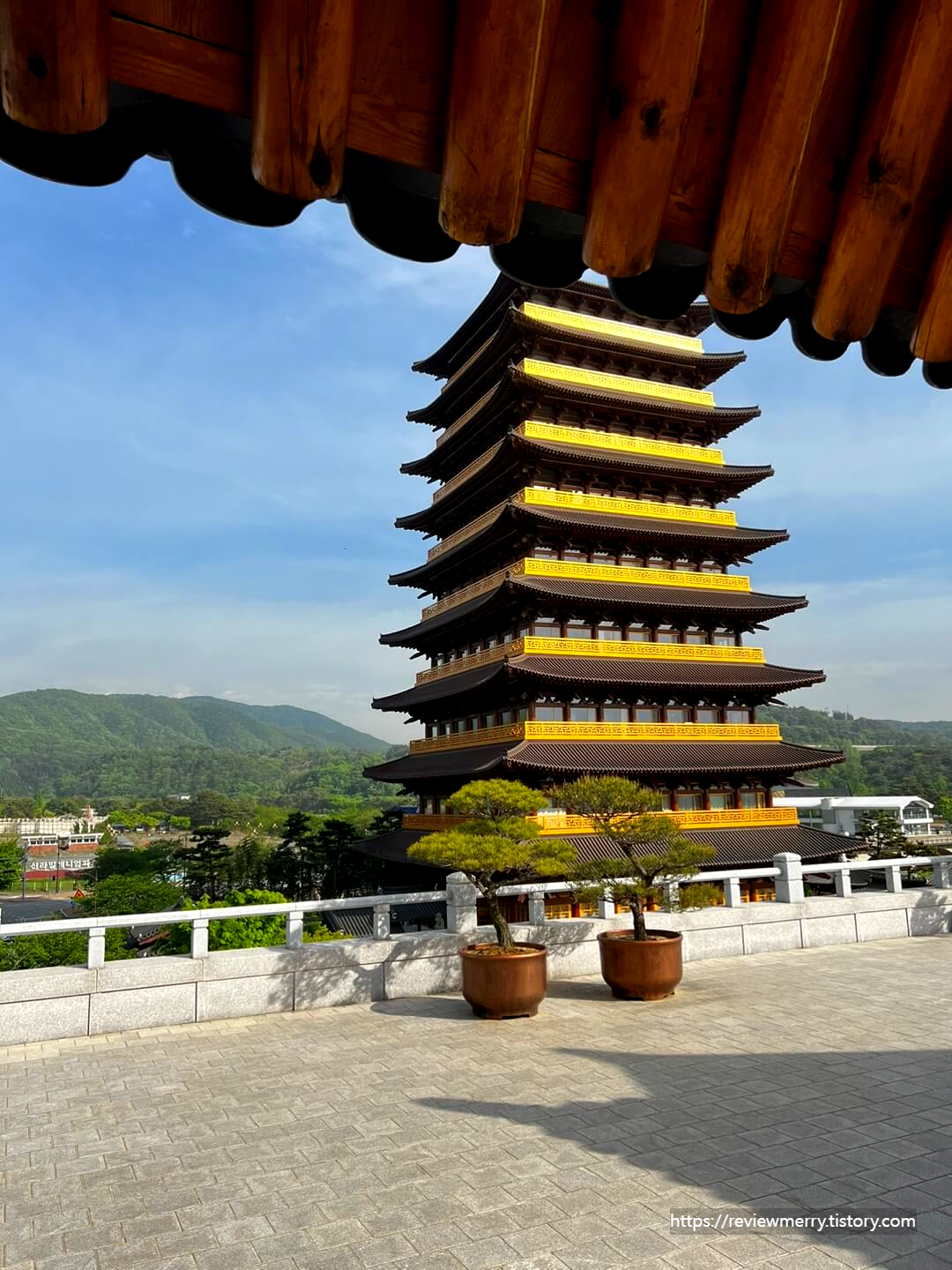 숙소 내부에서 보이는 중도타워