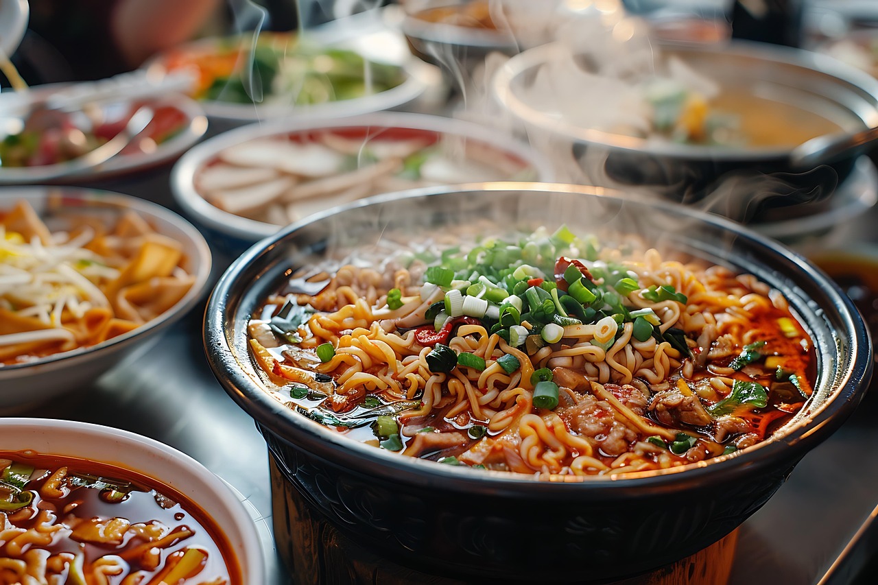 연기가 나는 뜨거운 라면 사진