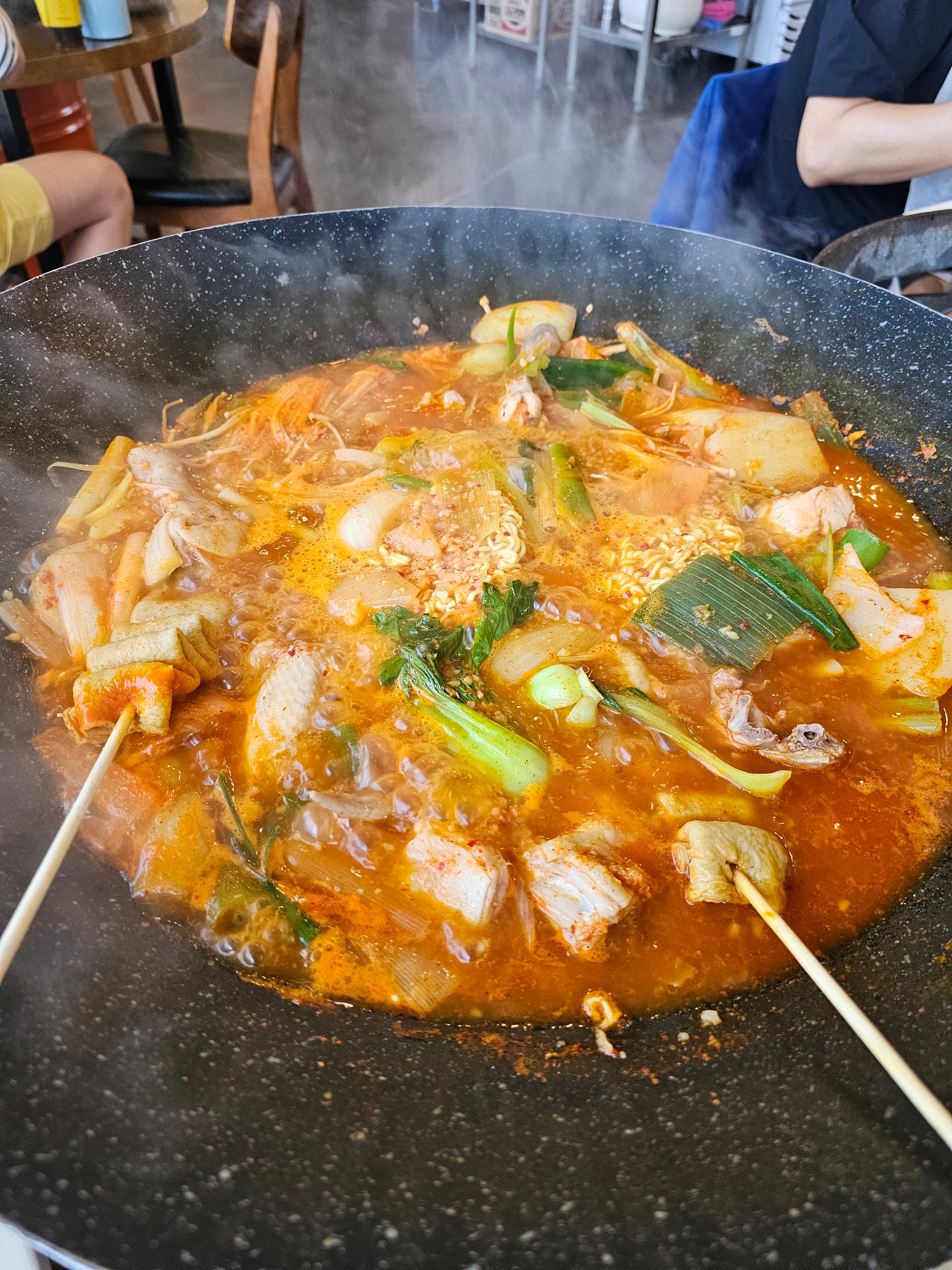 솥뚜껑 닭볶음탕