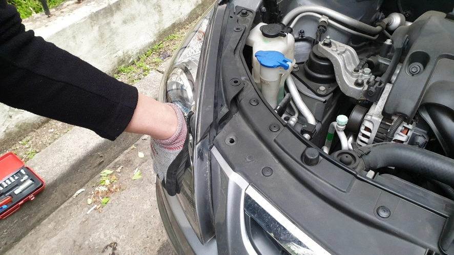 헤드라이트 본체 끼우는 모습