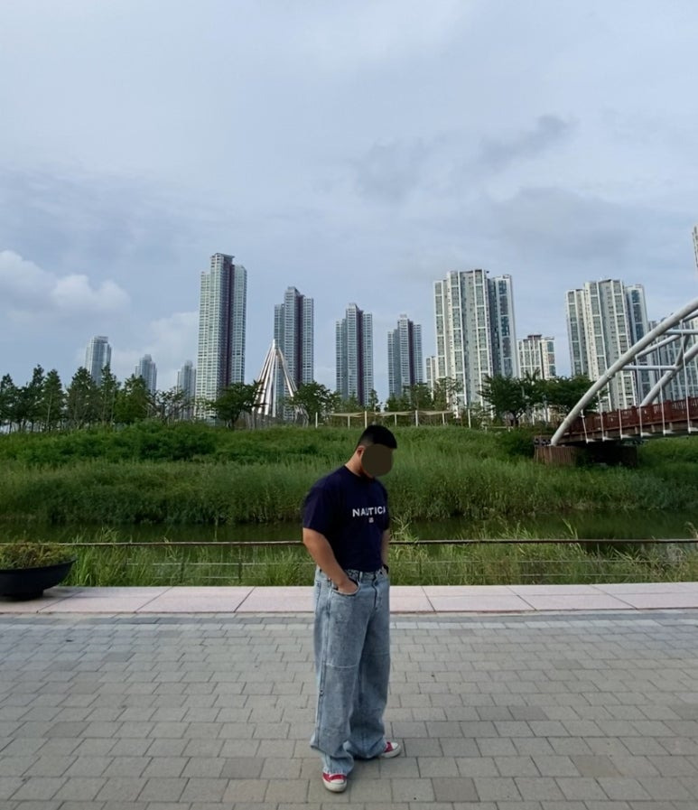 데일리룩(2025. 8. 17.)노티카 83플래그 로고 반팔티 티셔츠 네이비, 무신사스탠다드 패널드 니 와이드 데님 팬츠 연청바지, 컨버스 올스타 척테일러 레드, 루미녹스 3954