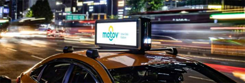 모토브 사의 택시지붕 광고 디스플레이 사진